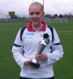 Nina Niedermeyer mit Pokal in Vancouver. Foto: Geiger