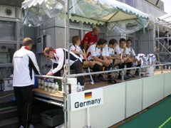 ...dafr sitzt die Mannschaft auf der Auswechselbank ungewohnt erhht. Ist aber nicht eine Art Ehrung des Weltmeisters, sondern wird allen Teams in dieser Form zuteil. Fotos: Heimpel