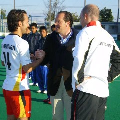 Stephan Abel und Markus Weise ehrten Tibor Weienborn vor dem Malaysia-Match fr seinen 300. Lnderspieleinsatz im A-Kader. Foto: Heimpel